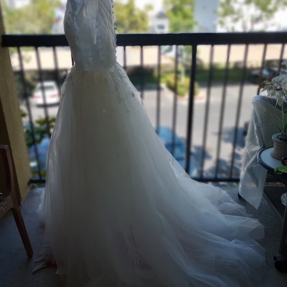 Elegant White, Tulle and Organza Wedding Gown - Picture 4 of 11